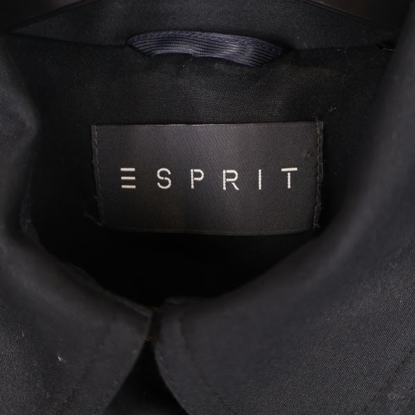 Närbild på Esprit-märkesetikett i jackkragen