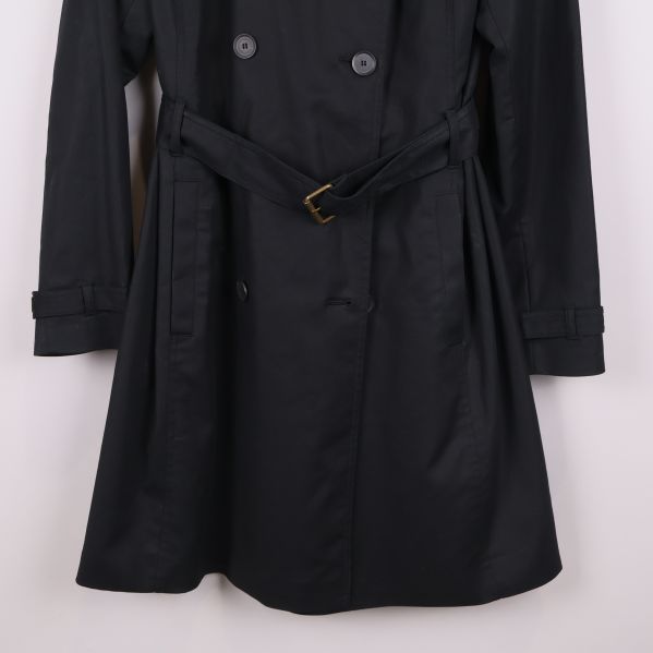 Nedre delen av trenchcoat med knytbälte och metallspänne