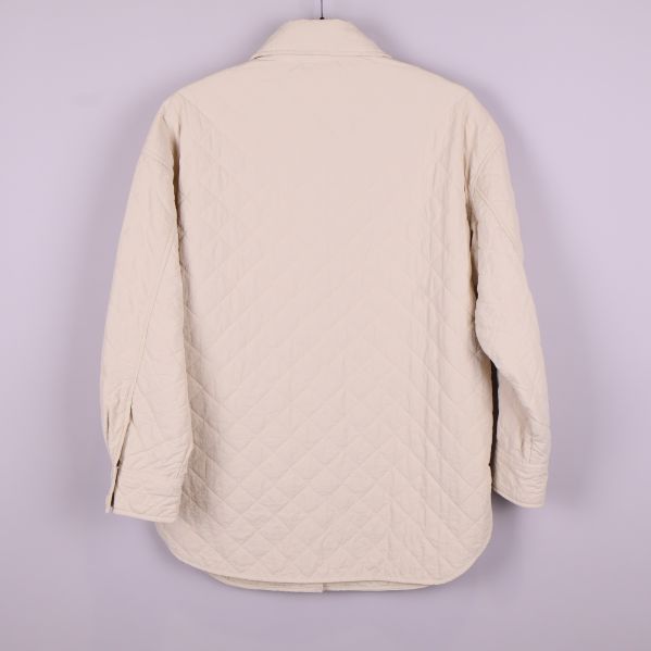 Baksida av quiltad beige overshirt