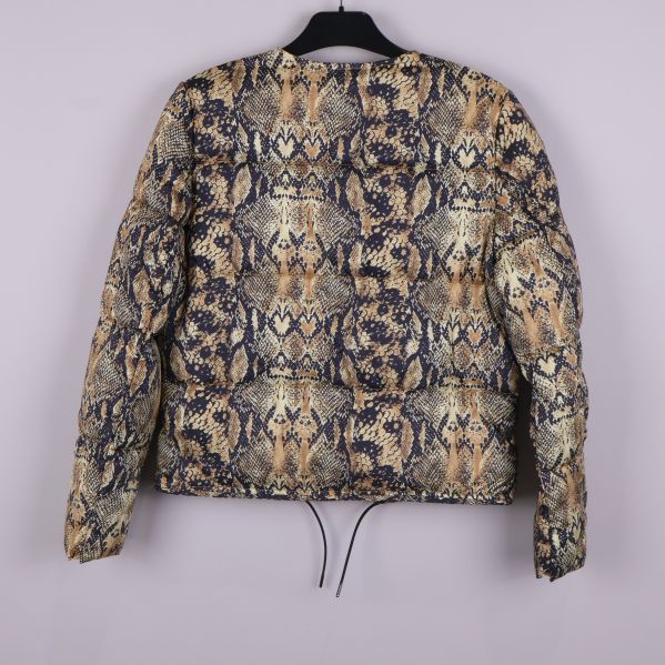 Baksidan av puffig jacka med ormmönster