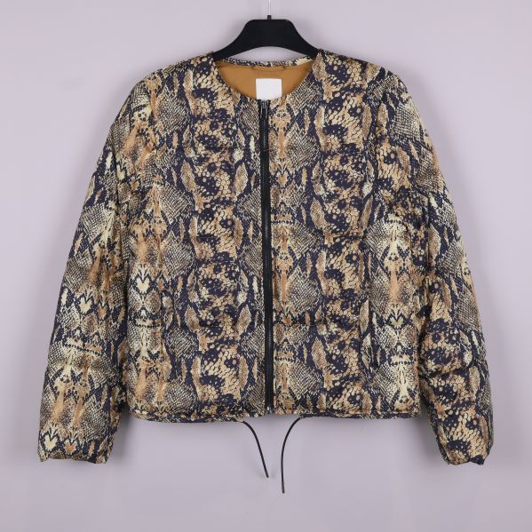 Framsidan av puffjacka med ormmönster 