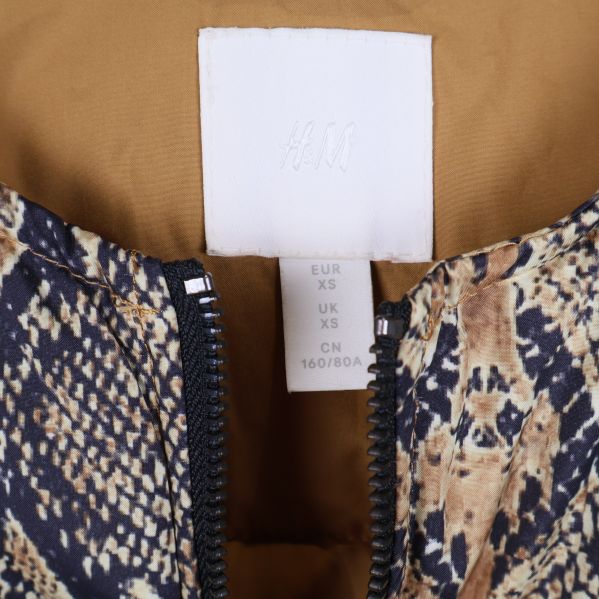 Närbild på inneretikett från H&M med storleksinfo XS