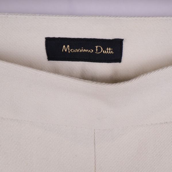 Närbild på Massimo Dutti-logotyp invändigt i linningen