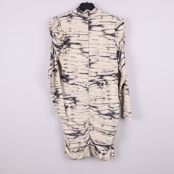 Batikmönstrad klänning med lång ärm bakifrån