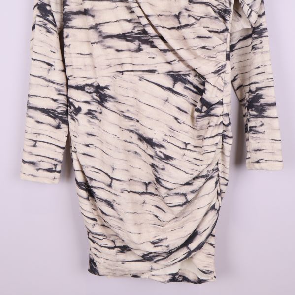 Närbild på draperad nederdel av klänning