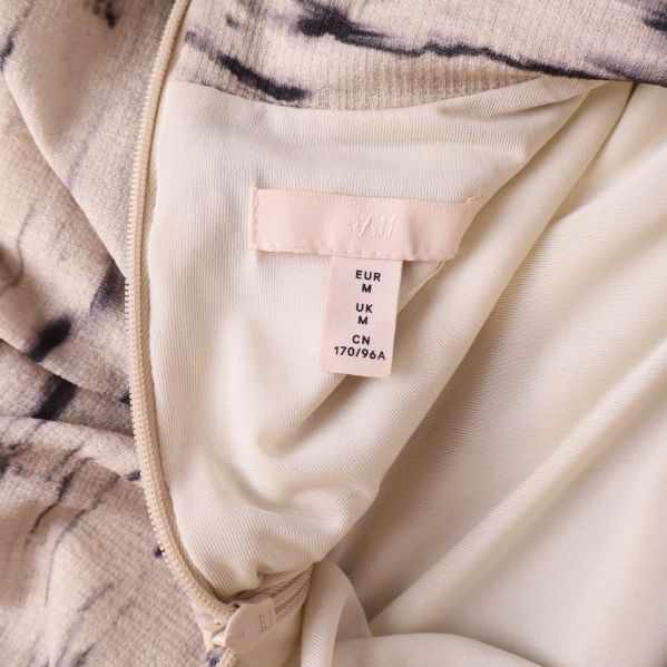 Storleksetikett visar EUR M på klänningen