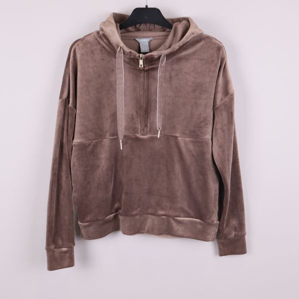 Brun velourhoodie framifrån med huva och snören