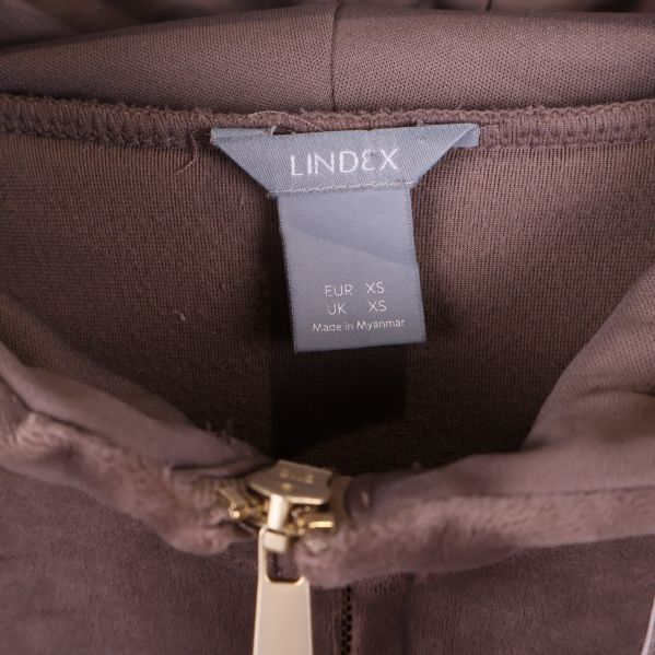 Närbild av Lindex-märkning i nacken på hoodie