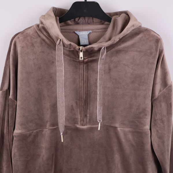 Detalj av velourhoodiens huva och dragkedja