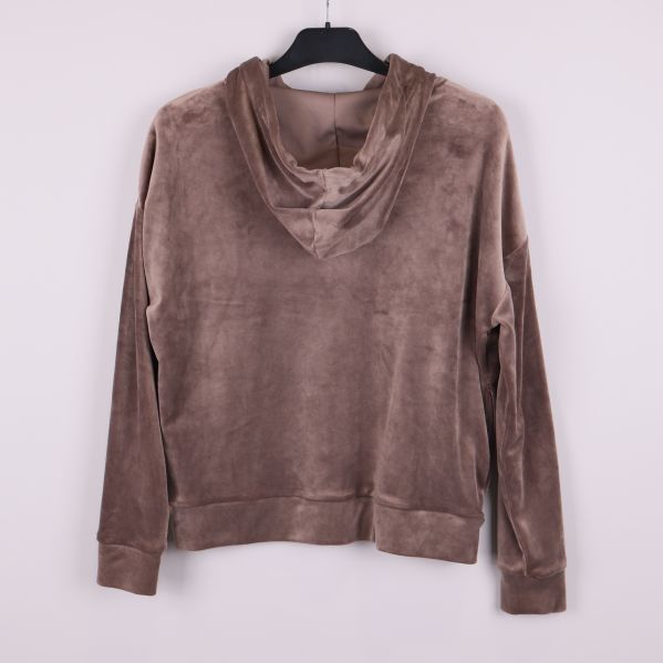 Baksidan av brun velourhoodie med huva