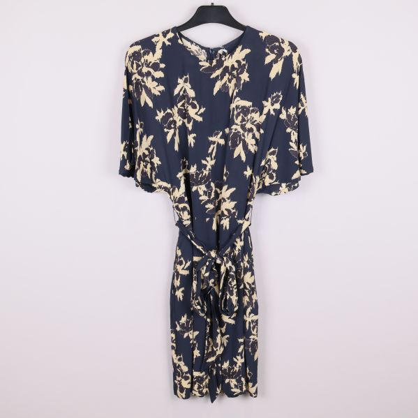 Blommig blå klänning framifrån