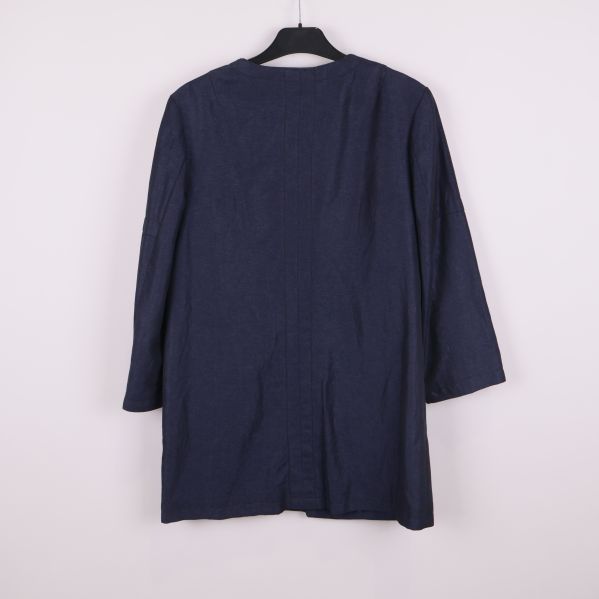 Baksida av marinblå jacka