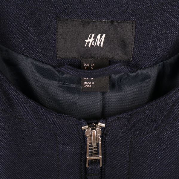 Närbild på H&M-etikett i jackans hals