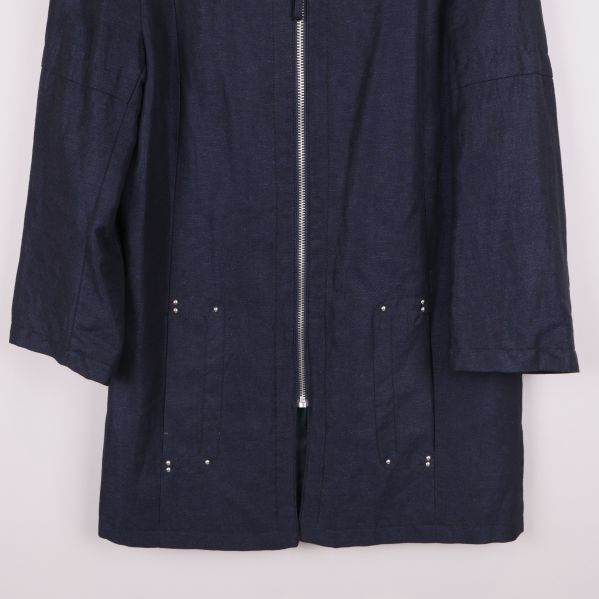 Nederdel av jacka med fickor och nitar i fokus