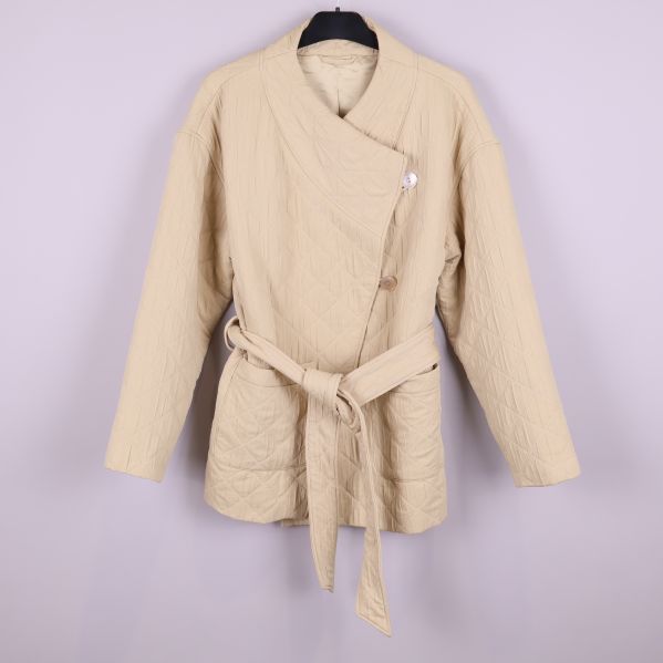 Framsida av beige quiltad jacka med midjeband