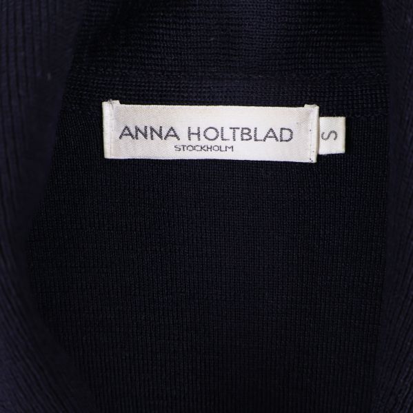 Närbild på Anna Holtblad Stockholm-etikett i koftan