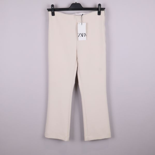 Framsida av rak ljusbeige byxa 