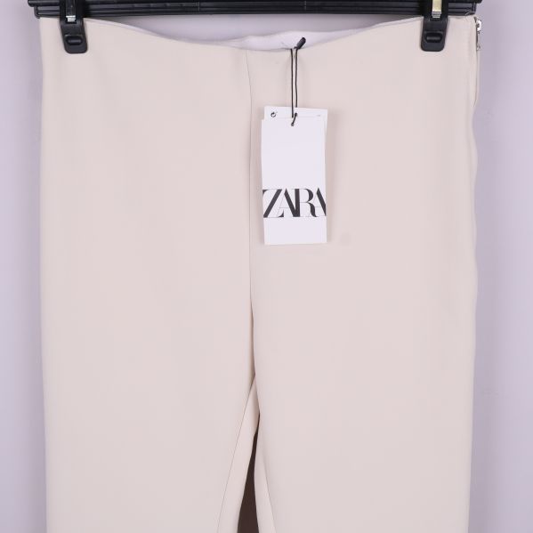 Närbild midja och ZARA-tag på byxa