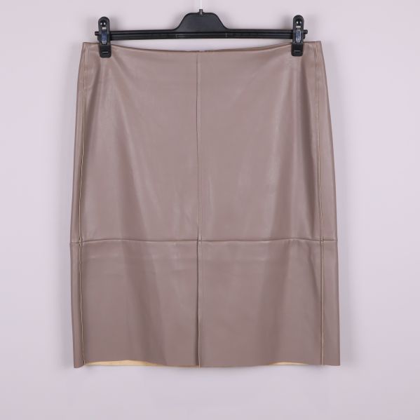 Beige konstläderkjol framifrån 
