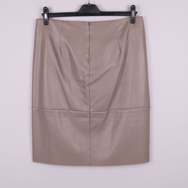 Baksidan av beige konstläderkjol med dragkedja
