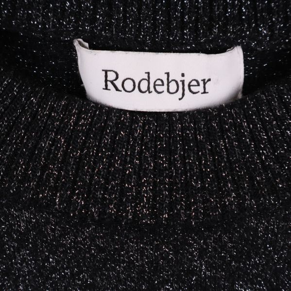 Närbild på Rodebjer-logga i nacken