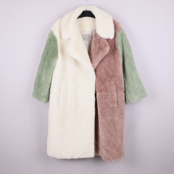 Lång teddy kappa i blockfärger framifrån