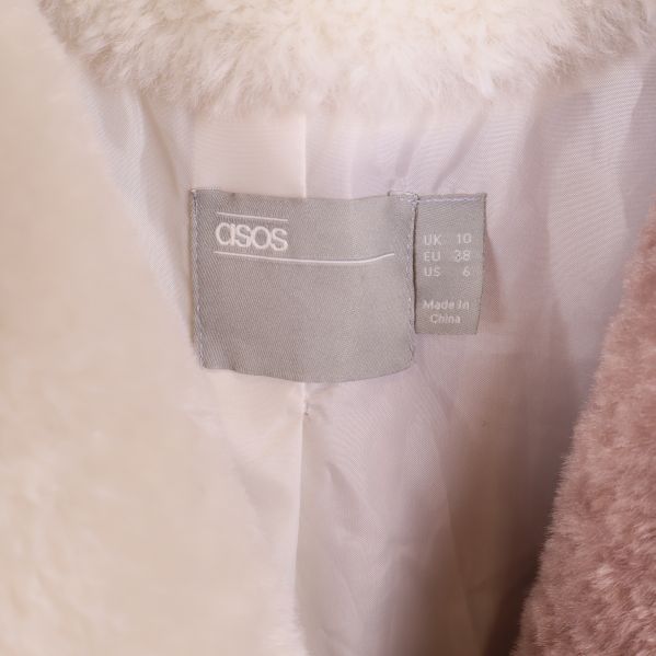 Närbild på etikett från ASOS inuti kappan