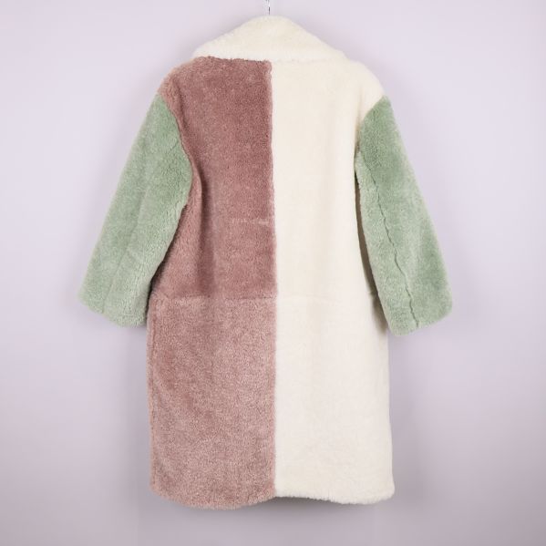 Teddy kappa i blockfärger sedd bakifrån