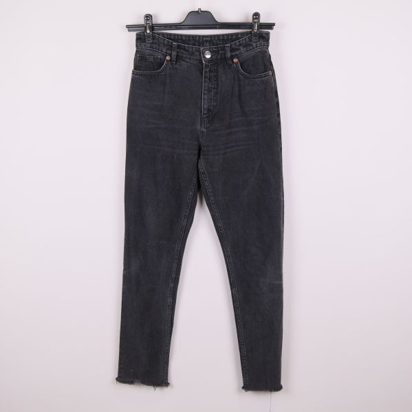 Framsidan av svarta jeans med två fickor