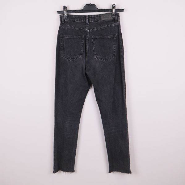 Baksidan av svarta jeans med två fickor