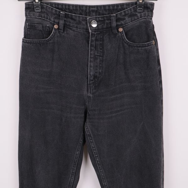 Knappgylf och fickor upptill på svarta jeans