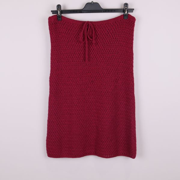 Stickad mörkröd kjol framtill med knytband upptill