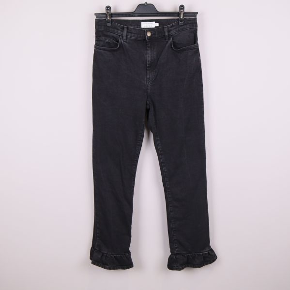 Svarta jeans med volangkant upphängda framifrån