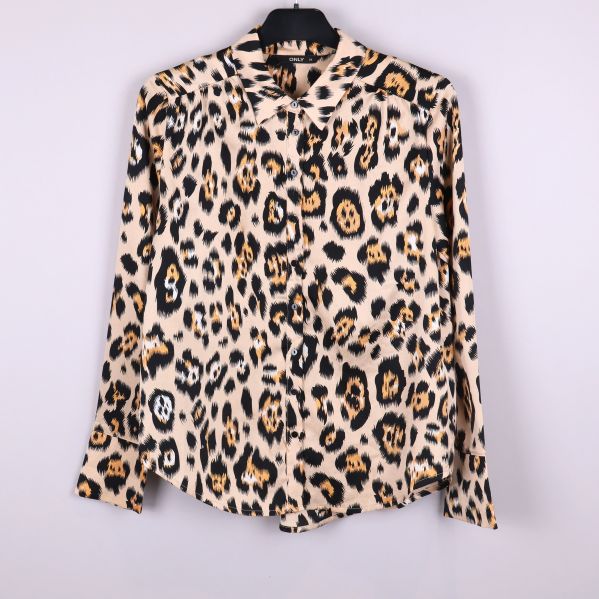 Leopardmönstrad skjorta upphängd framifrån