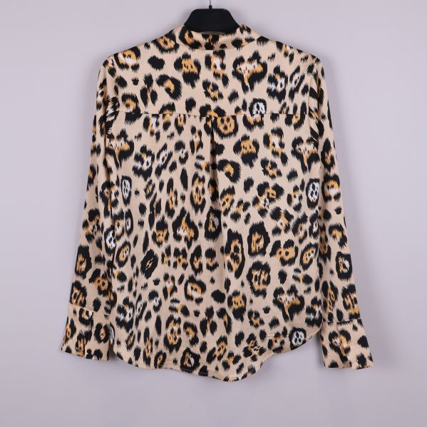 Baksida av leopardmönstrad skjorta 