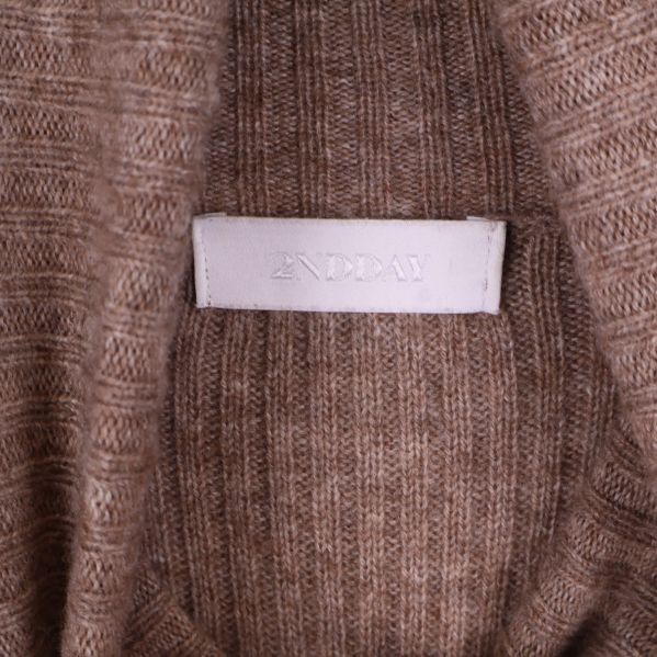 Nära bild på 2NDDAY märkesetikett i polokrage