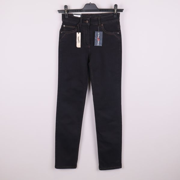 Svarta jeans med smal passform framifrån 