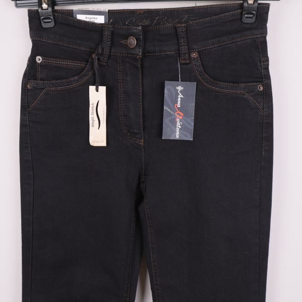 Närbild på jeansens överdel med knäppning och etiketter