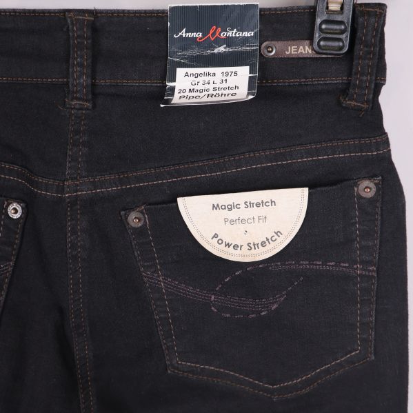 Närbild på bakfickor och etiketter på svarta jeans