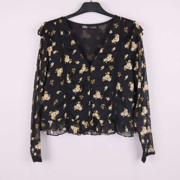 Blommig svart blus med volang 