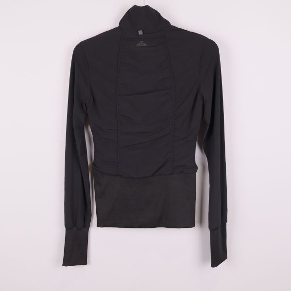 Svart sportjacka med dragkedja och hög krage bakifrån