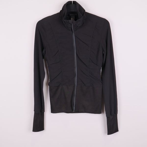 Svart sportjacka med dragkedja och hög krage framifrån