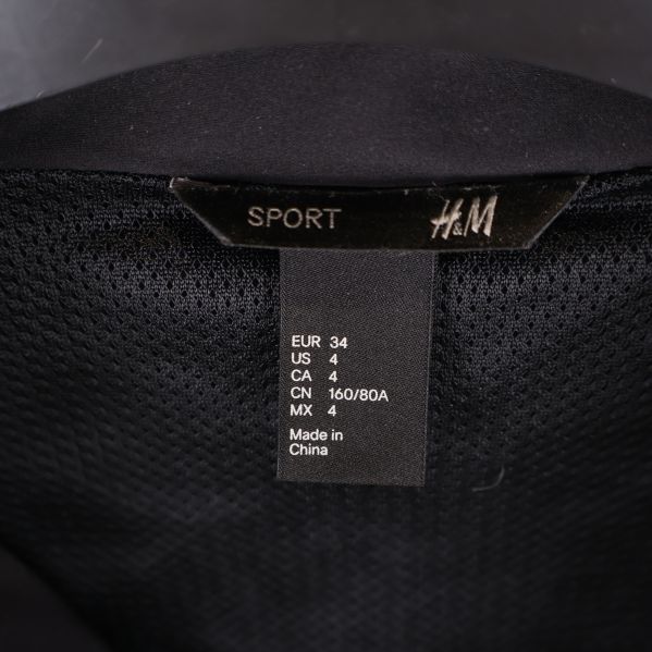H&M sportetikett och storlekstagg EUR 34 på svart meshfoder