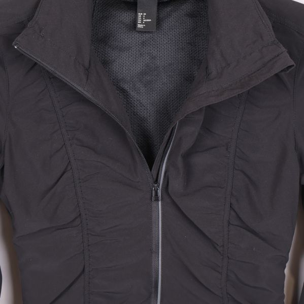 Närbild på jackans dragkedja och mesh vid kragen