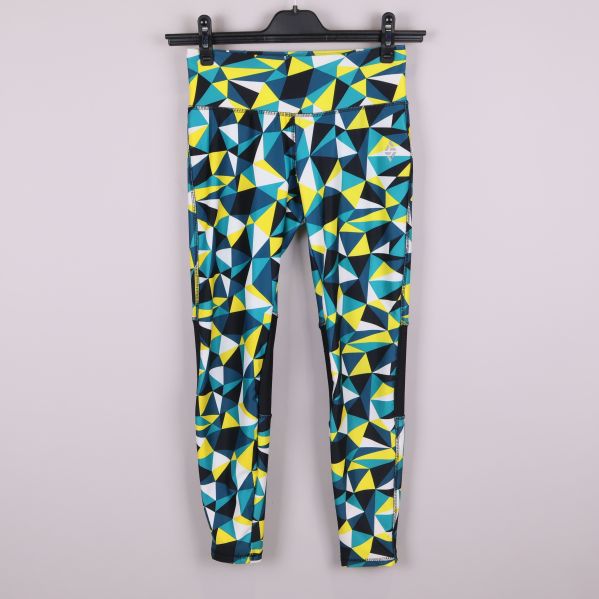 Framsida av tights med grafiskt färgmönster på galge