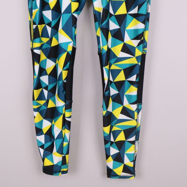 Ben och söm på tights med grafiskt blått och gult mönster