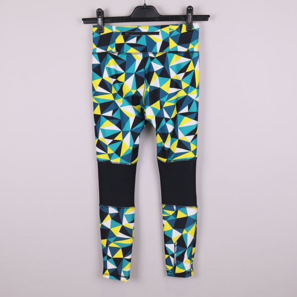 Baksida av tights med mönster och svarta partier