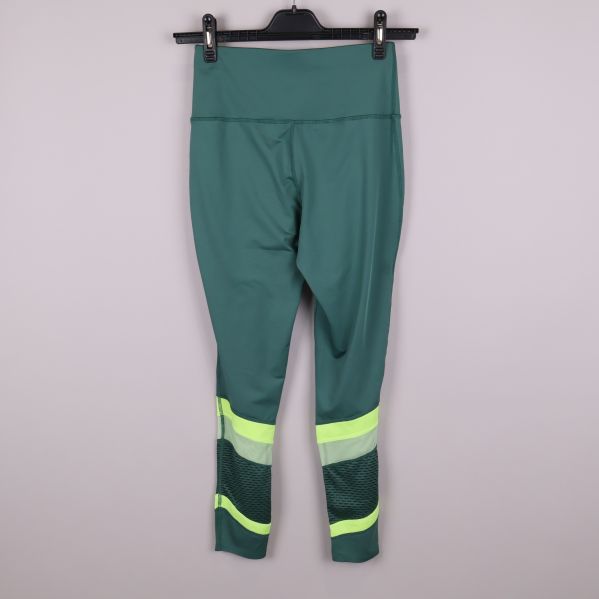 Träningstights i grönt med neondetaljer bakifrån