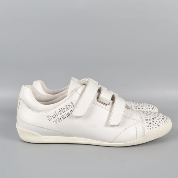 Sida av vit sneaker med Baldinini-logga