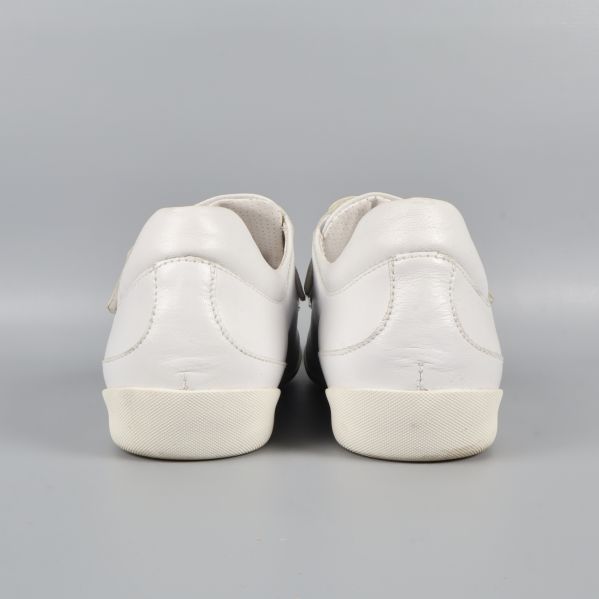 Baksida av vita sneakers